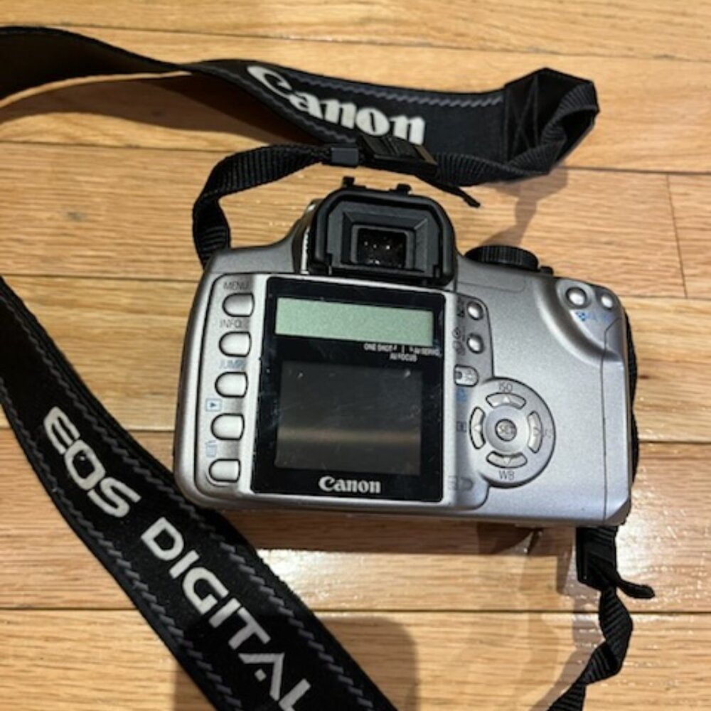 The Canon EOS Digital Rebel XT (model number DS126071, also known as the 350D) - Picture 5 of 5
